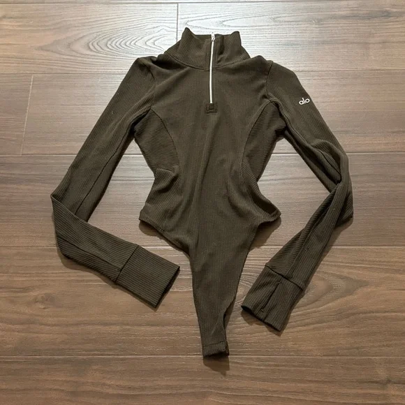 ALO RISE-UP Long Sleeve Bodysuit in Espresso - Picture 5 of 8